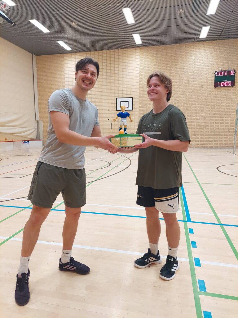 Mikael Marin ojentaa palkintoa Lauri Mielikäiselle.