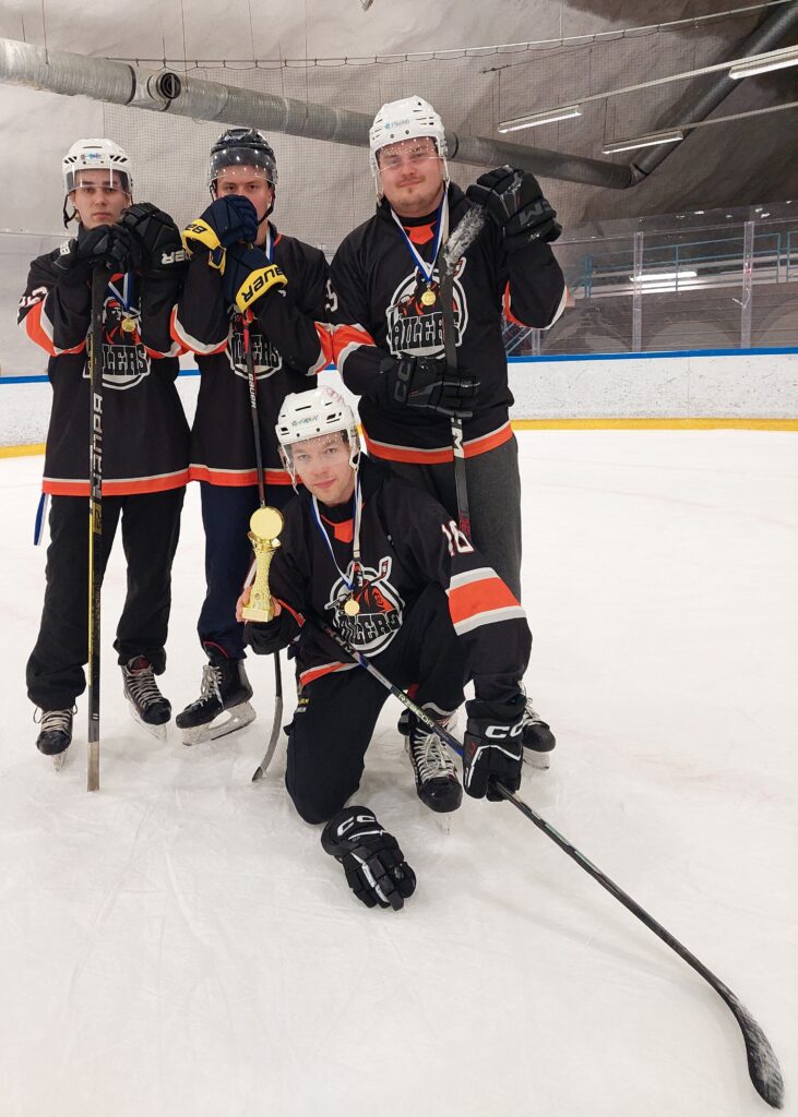 Nylandsgatans Åilers -pipolätkäjoukkue ryhmäkuvassa mitallit kaulassa.