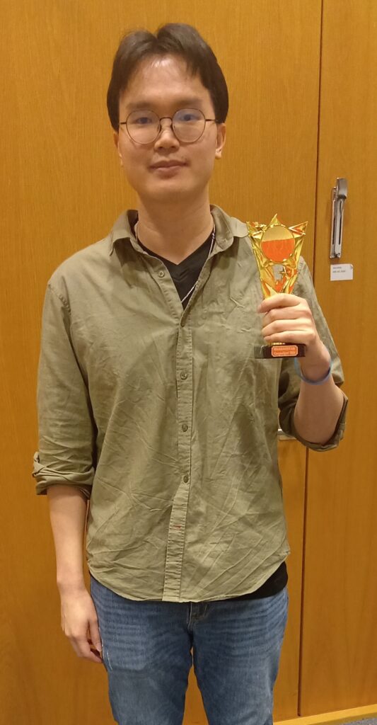 Doan Hung pitelee pokaalia.