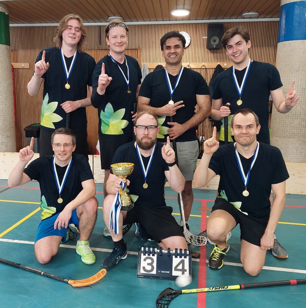 Invest Puuhelmet -joukkue ryhmäkuvassa mitalit kauloissaan.