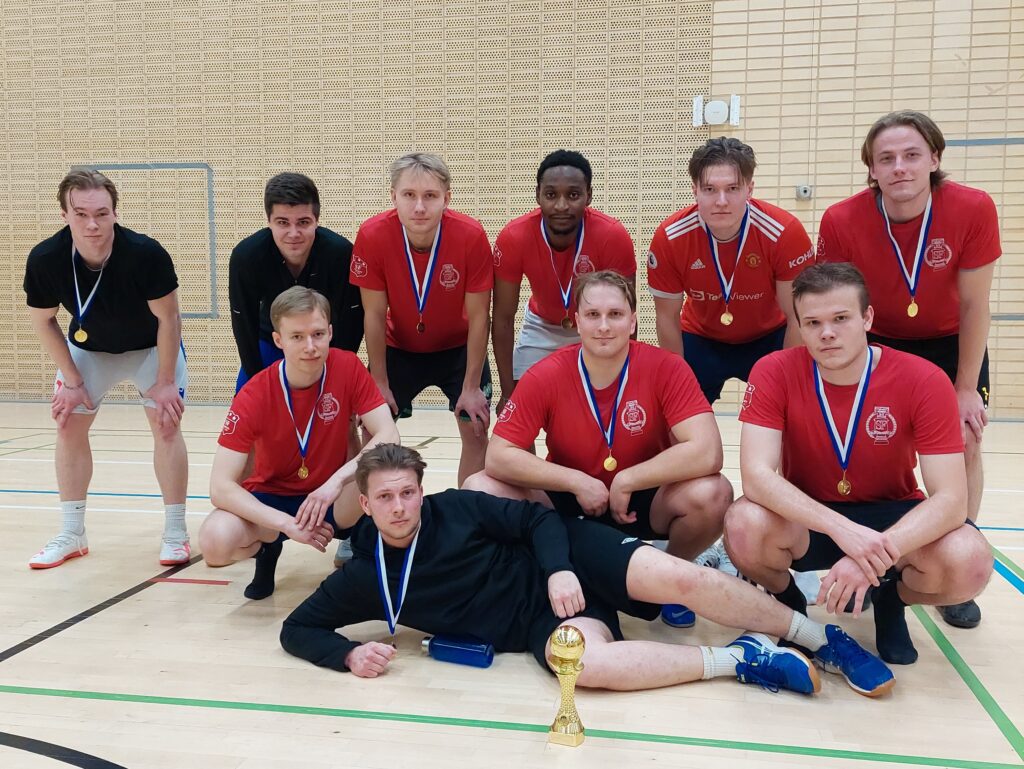 SF-klubben ryhmäkuvassa mitalit kauloissaan.