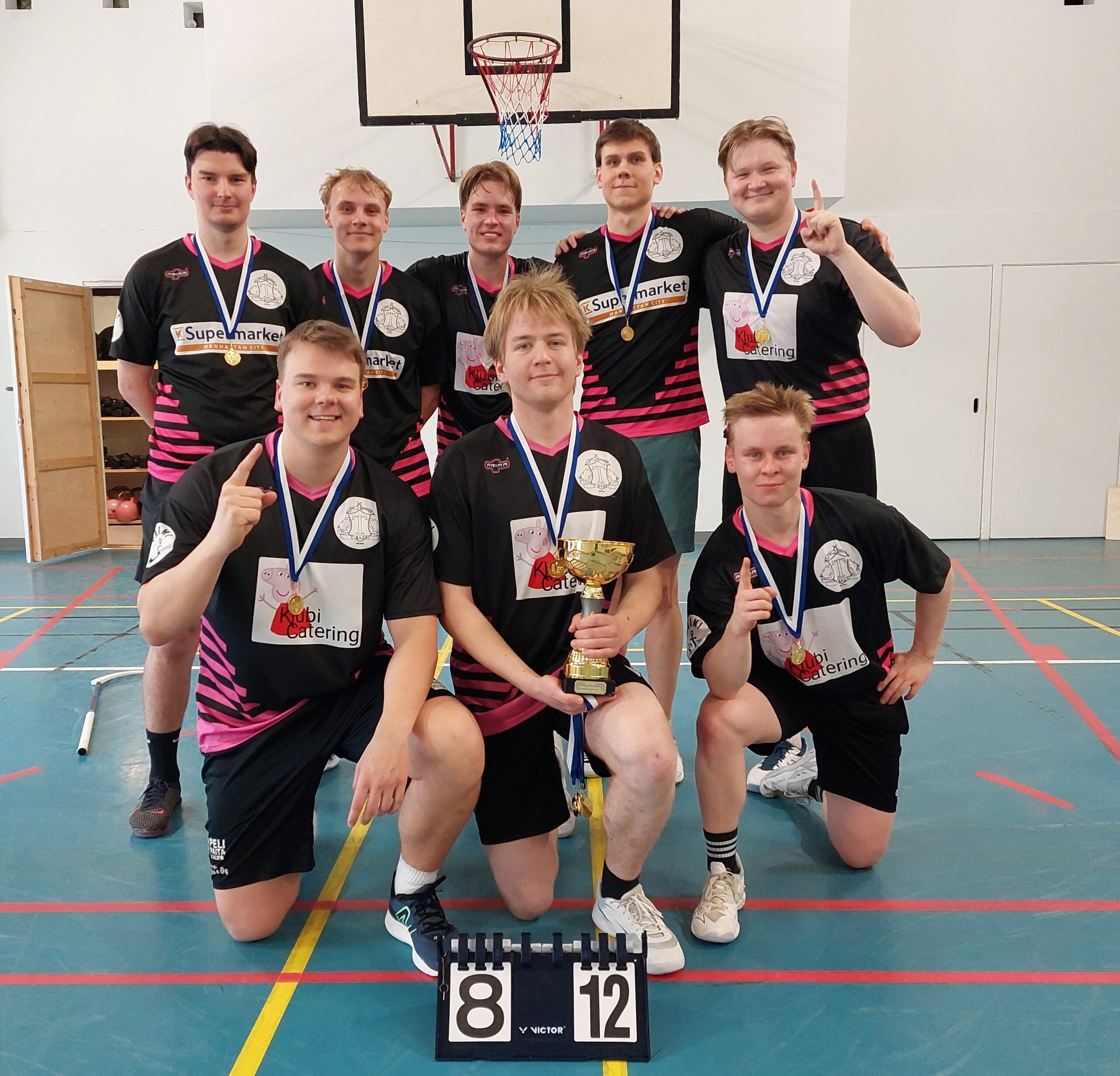 T-Klubi Predators ryhmäkuvassa mitalit kauloissaan.