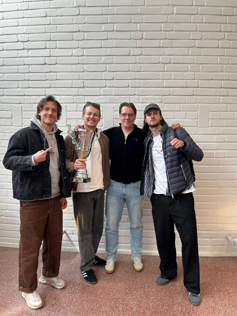 Functio Laesa -joukkueen edustajia ryhmäkuvassa CampusSport Cup -pokaalin kanssa.